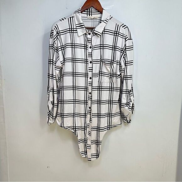 Above and Beyond Black and Cream Stripe Size M Button Front Tab Sleeve Blouse - Picture 2 of 9